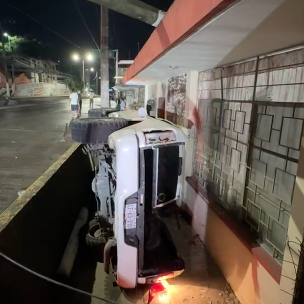 Camioneta vuelca y daña vivienda en Tuxpan, Veracruz